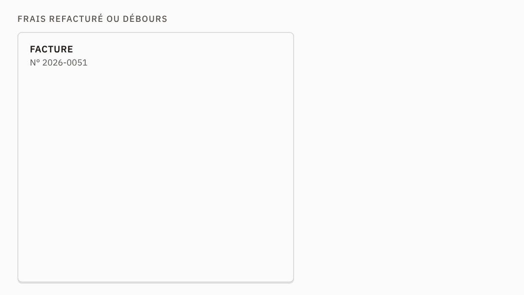 Animation : une facture se construit ligne &agrave; ligne &mdash; mission 1 000 &euro; et train 120 &euro; forment 1 120 &euro; hors taxe et 224 &euro; de TVA ; la taxe de 50 &euro; pay&eacute;e pour le client s'ajoute apr&egrave;s, en d&eacute;bours, sans TVA ; total 1 394 &euro;.